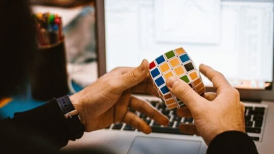 playing-rubik-cubes-adult-toy-连开两个处苞过程
